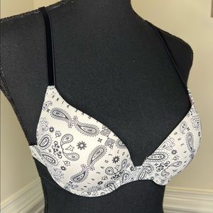 PINK VICTORIA’S SECRET 32B wear everywhere push up bra